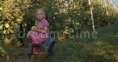 小女孩正坐在苹果园里，伸出一个苹果，4k